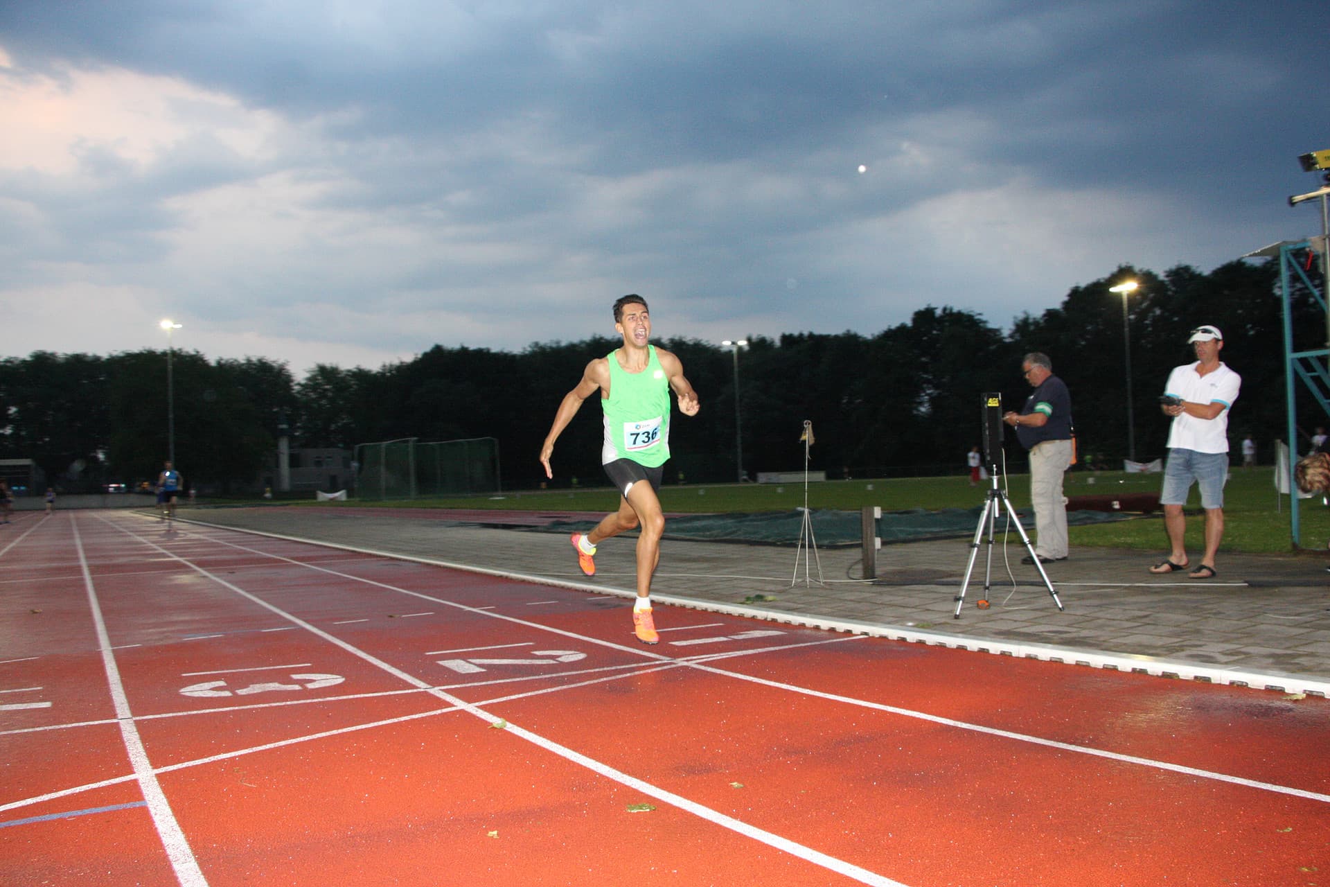 Owen Westerhout finishing an 800 metres at the DSM Baancircuit in Dronten